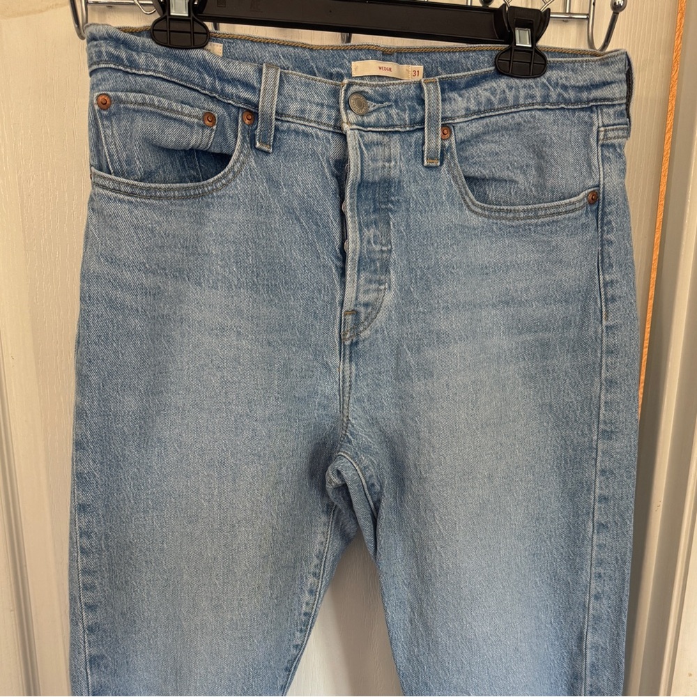 Levi's Blue Cropped Ankle Jeans with Classic Style
